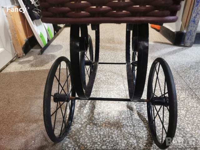 Стара количка за кукли, снимка 3 - Антикварни и старинни предмети - 43605794