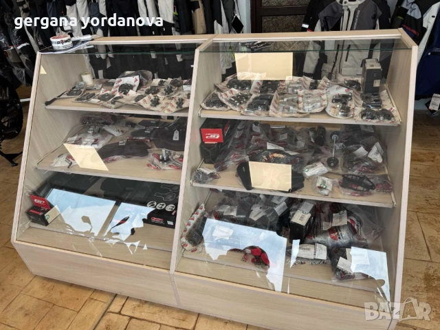 Шкаф витрина с чекмеджета