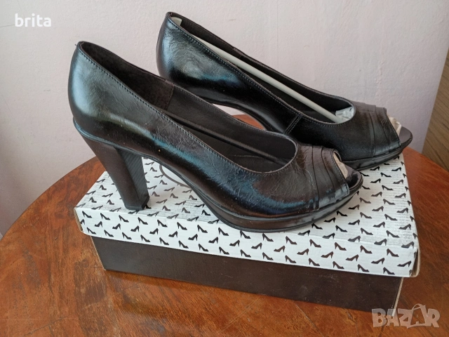 Нови! Ест кожа Обувки висок ток