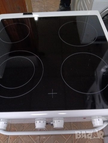 Като нова свободно стояща печка с керамичен плот Voss с две години гаранция!, снимка 4 - Печки, фурни - 53568249