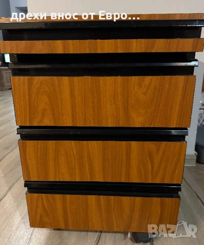 Малко шкафче с колелца