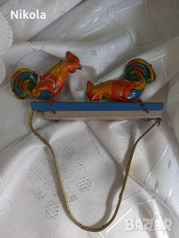 Стара метална играчка, кълващи петли произведена 60-те години