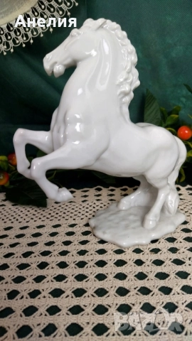 Прекрасен порцеланов КОН, снимка 2 - Декорация за дома - 52419846