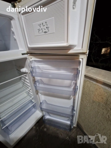 Хладилник CROWN с горна камера , снимка 2 - Хладилници - 53405327