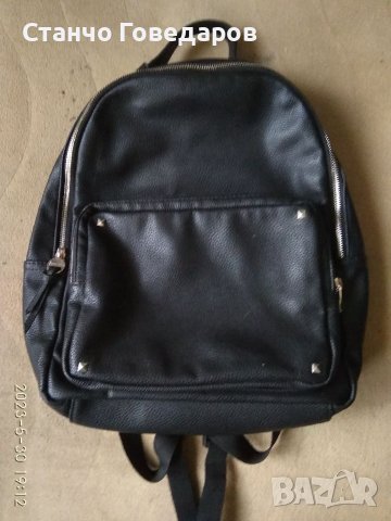 2 броя Дамски черни раници от изкуствена кожа , голяма и малка .