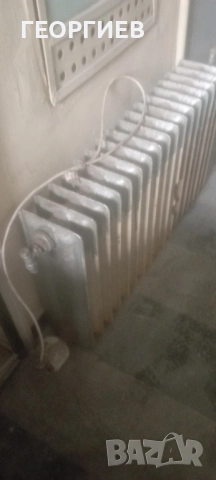 Продавам чугунен радиатор 17 ребра,приспособен с електрически нагревател, работи с вода.