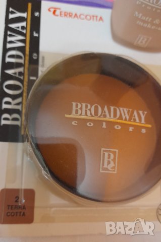 Broadway - 2 бр. lip gloss, + 1 бр. едноцветна пудра+1 бр. бронзираща пудра+ 1 бр. фон дьо тен, снимка 3 - Декоративна козметика - 40209152
