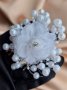 Сватбен аксесоар - метален гребен с ефектно бяло цвете от  плат и перлички 