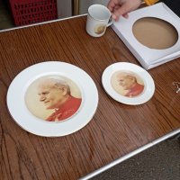 Порцеланови чинии и чаши с лика на Папа Йоан Павел втори , снимка 12 - Колекции - 39259305