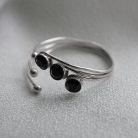 Стар виетнамски сребърен пръстен с три шлифовани индошинита/тектити/, снимка 2 - Пръстени - 39335339