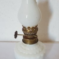 Красива малка бяла порцеланова лампа, снимка 1 - Антикварни и старинни предмети - 32413826