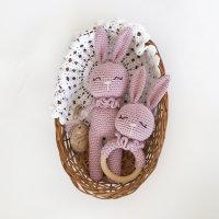 Зайче ръчна изработка, подарък за бебе, розово зайче, бебешка дрънкалка, плетена играчка, снимка 1 - Други - 40227587