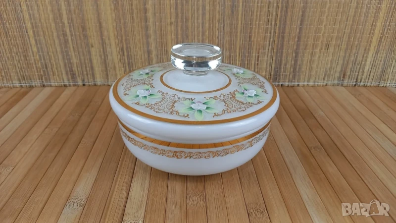 Бонбониера
с ръчно рисувани цветя и златни орнаменти, снимка 1