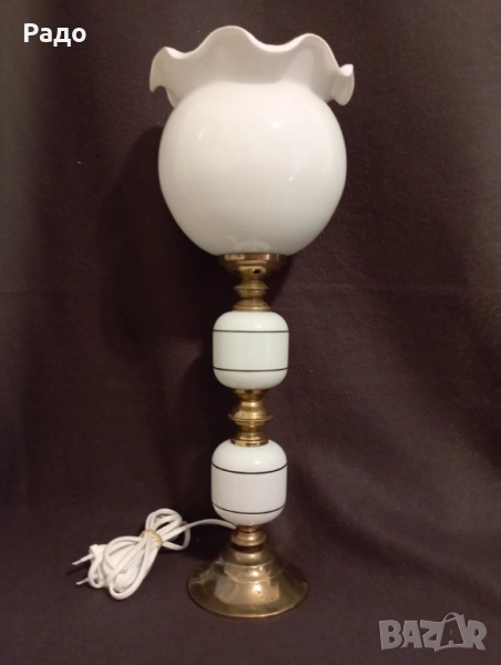 Красива старинна лампа с бял стъклен абажур, снимка 1