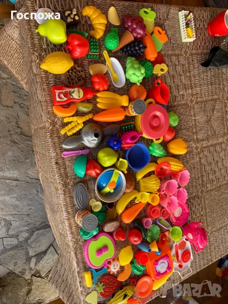 Комплекти пластмасови съдове и храни Цената е обща, снимка 1