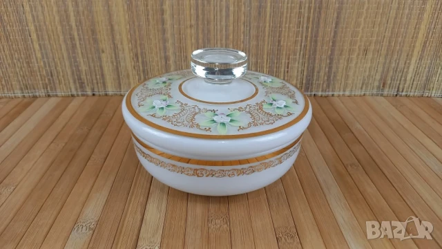 Бонбониера
с ръчно рисувани цветя и златни орнаменти