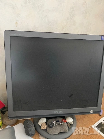 Монитор 19" Samsung 931BF и  Logitech безжична клавиатура с мишка