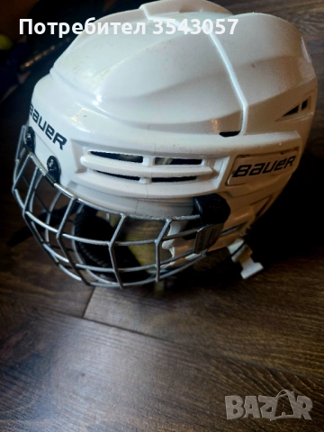 Каска  и кънки за хокей на лед 