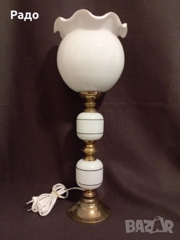 Красива старинна лампа с бял стъклен абажур