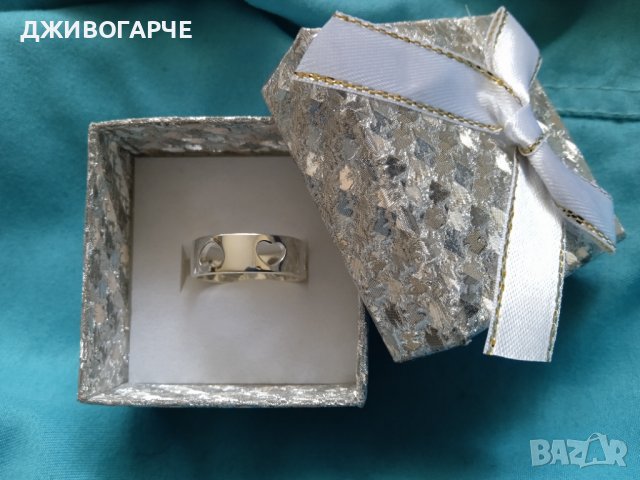 Нов,масивен сребърен пръстен тип халка със сърца. В кутия за подарък