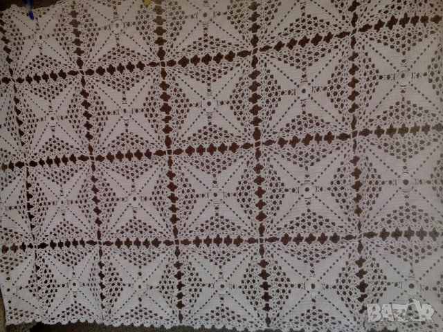 Красиви и стилни плетива на една кука- за легло, маса, салфетки, тишлайфери и милиьота.