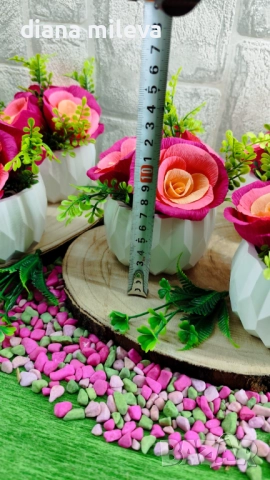 Гипсокерамични кашпи с рози от креп хартия!!, снимка 12 - Декорация за дома - 51630322