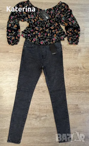 Различни дънки и блуза с паднали рамена 