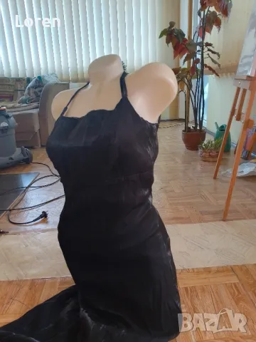 Черна дълга лъскава официална рокля с дълга цепка отзад , снимка 2 - Рокли - 49685876