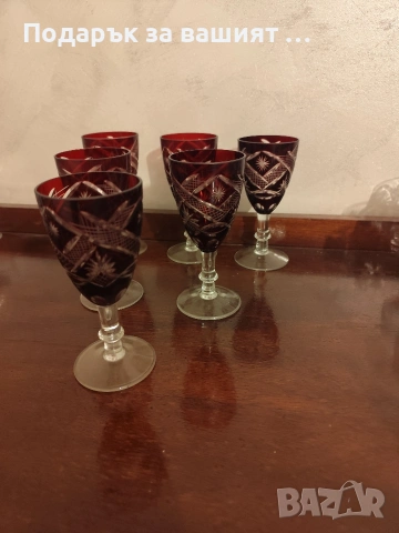 Кристални чаши в рубинено червено. Цветен червен кристал.