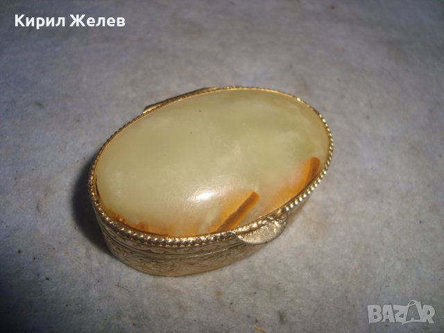 ПОЗЛАТЕНА СТИЛНО ОРНАМЕНТИРАНА КУТИЙКА за БИЖУТА илиДРУГО с КАПАЧЕ от НАТУРАЛЕН МРАМОРЕН ОНИКС 29077, снимка 9 - Други ценни предмети - 38152445