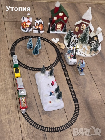 Коледен град със светлини и влакче