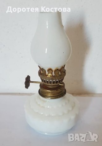 Красива малка бяла порцеланова лампа