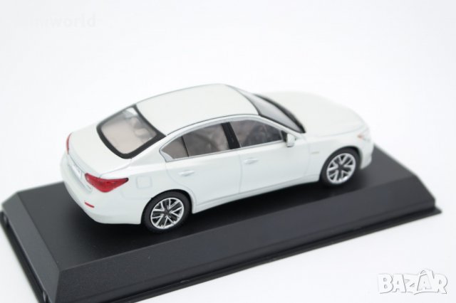 Nissan Skyline 350GT Hybrid V37 - мащаб 1:43 на J-Collection модела е нов в PVC дисплей-кейс, снимка 4 - Колекции - 27648934