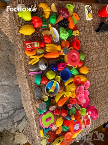 Комплекти пластмасови съдове и храни Цената е обща