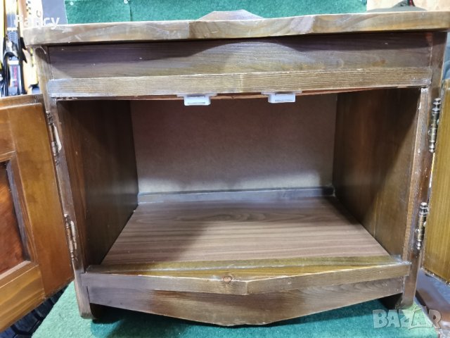 Старо нощно шкафче с медни орнаменти , снимка 8 - Антикварни и старинни предмети - 43105847