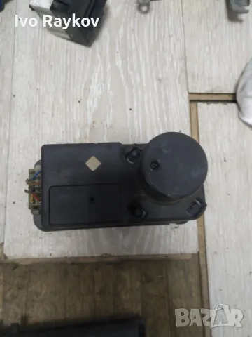 Вакуум помпа централно зааключване Hella VW Golf Passat 357962257, 357 962 257, снимка 2 - Части - 49606404