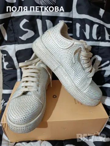 Маратонки с камъни