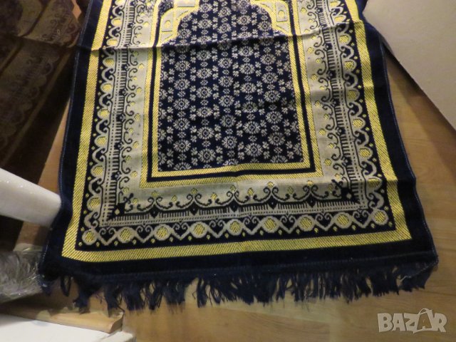 турско молитвено килимче, килимче за молитва за Намаз тъмносин фон с красиви златни  флорални мотиви