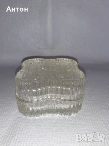 Стъклена кутийка за бижута.