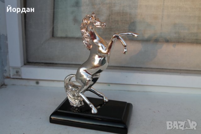 Фигура на сребърен кон