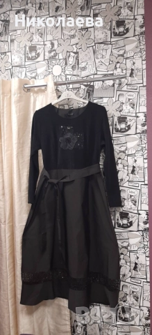 Кокетна Макси Рокля в черно декорирана с мрежа и пайети!