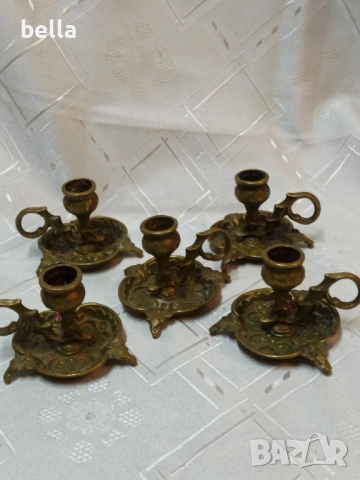 Комплект от 5 бронзови свещника с орнаменти и дръжки .