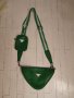 Модерна дамска чанта зелена триъгълна