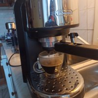 Кафемашина Делонги с ръкохватка с крема диск, работи перфектно и прави страхотно кафе с каймак , снимка 1 - Кафемашини - 40411328