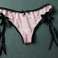 М розови сатенирани изрязани бикини/бразилиани с черни жартиери, снимка 5 - Бельо - 40501245