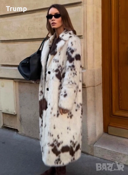 Пухкаво дълго дамско палто в бял цвят със свободна кройка и с атрактивен и дързък принт, снимка 1