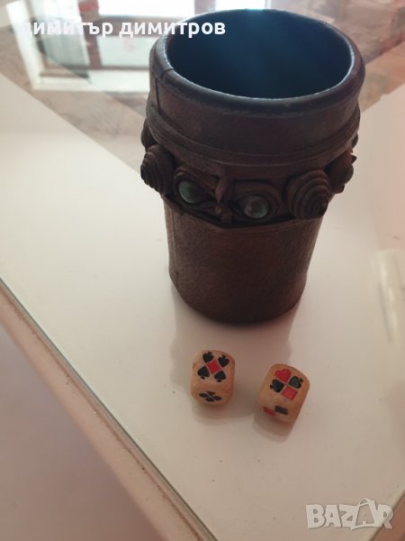 кожена чаша за зарове с два броя зара  използвана автентична, снимка 1