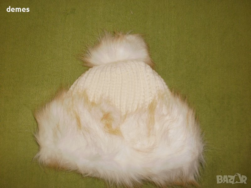 Машинно плетена вълнена шапка с кожен маншет и пискюл, бяла, снимка 1