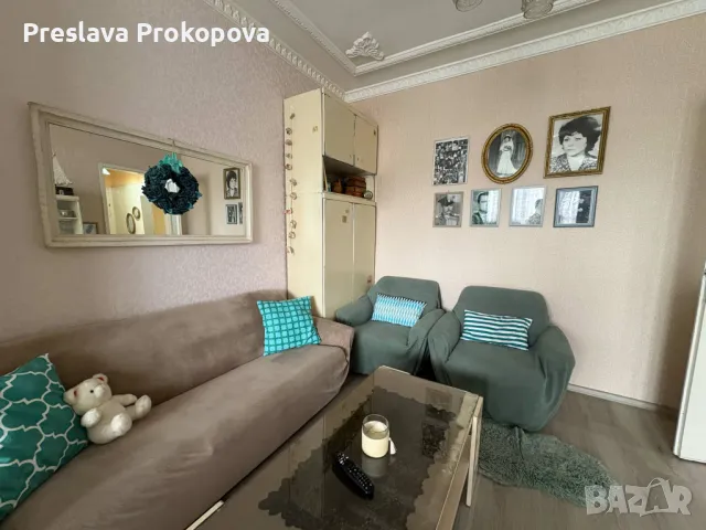 Просторен 4-стаен апартамент в центъра – срещу пощата! Тухла, гараж, 2 мази и дизайнерско винтидж об, снимка 3 - Апартаменти - 50359094