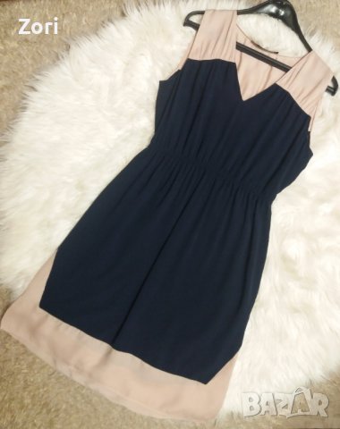 Тъмносиня рокля с бежова платка на раменете и в долния край